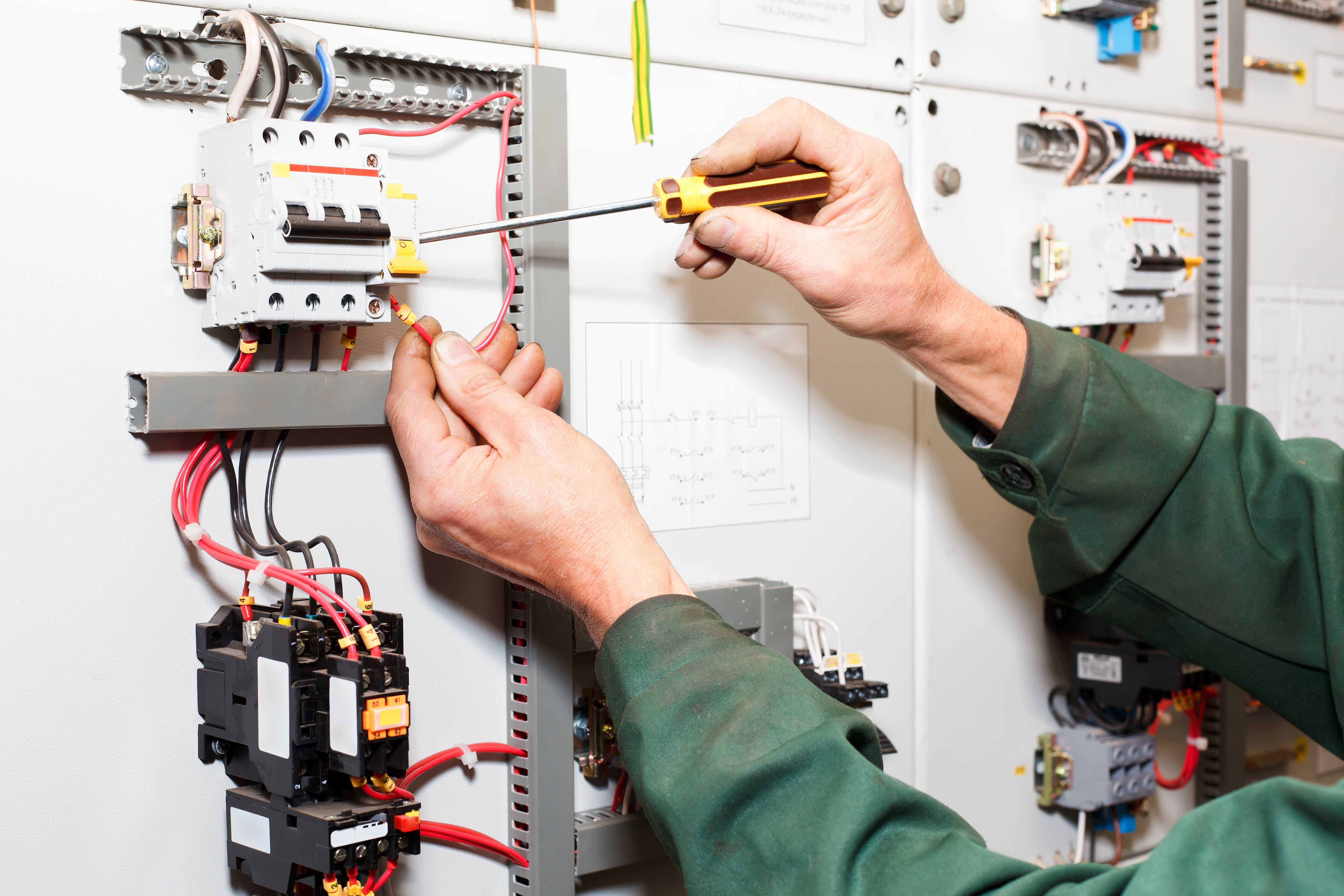 sigorta-kontaktör-tornavida-elektrikçi-kaçak akım-akım koruma-kablo